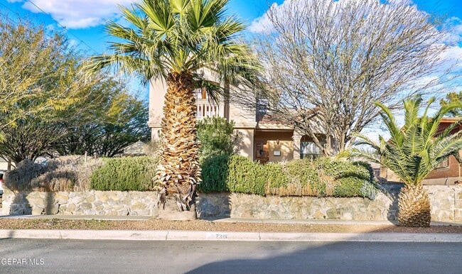 Building Photo - 2316 N Campbell St