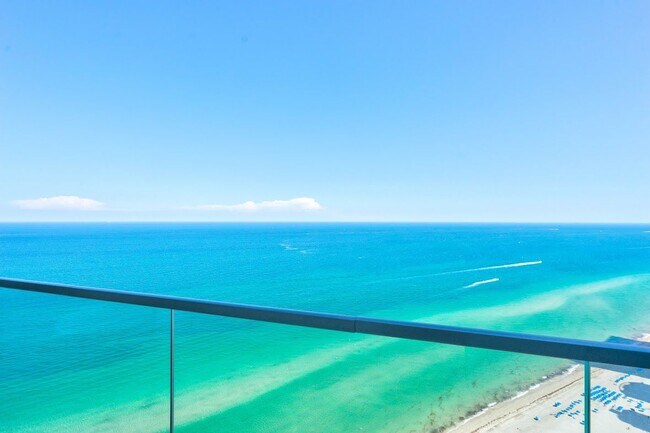 Building Photo - 18975 Collins Ave