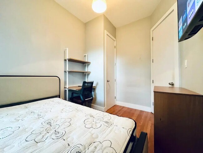 Foto del edificio - Furnished room/NOT APARTMENT
