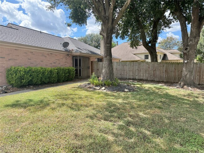 Foto del edificio - 7331 Burkridge Dr