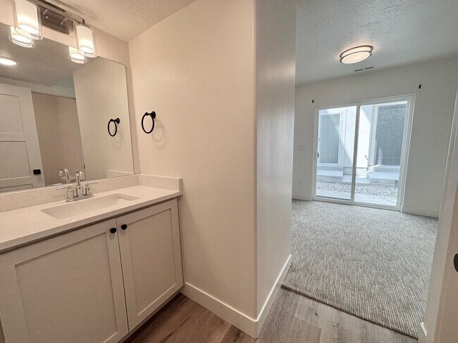 Foto del edificio - BRAND NEW TOWN HOME READY TO MOVE IN