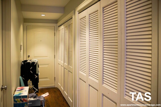 Foto del edificio - 2538 N Southport Ave