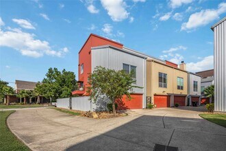 Building Photo - 2605 Calumet St