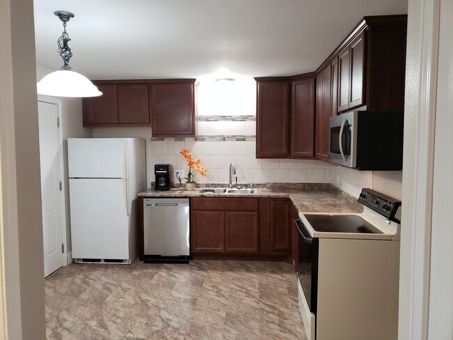 Foto del edificio - 5825 Balsam Rd