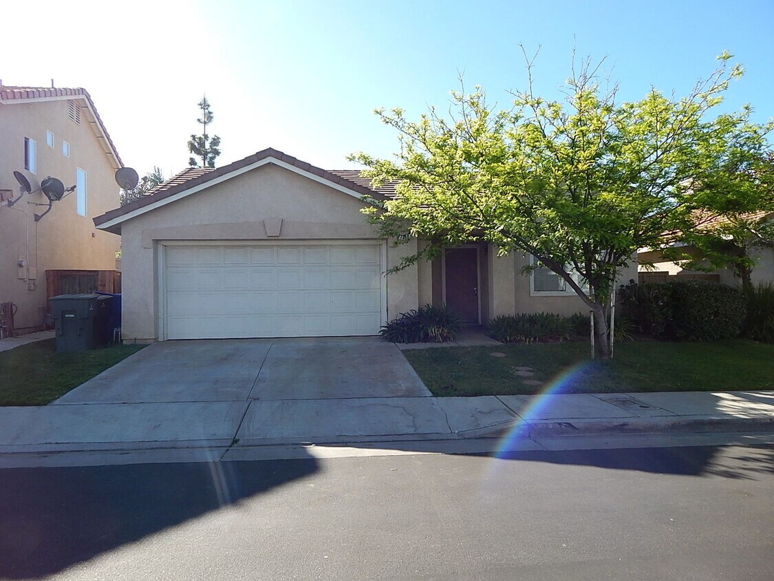 Foto principal - BEAUTIFUL 3 BEDROOM 2 BATH SINGLE STORY HO...