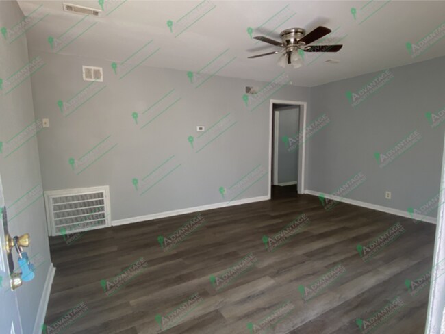 Building Photo - Cute 4 bedroom