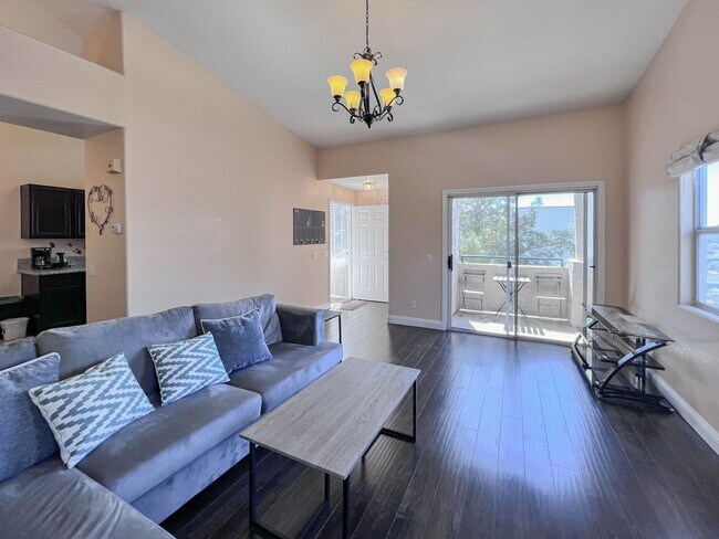 Foto del edificio - A Beautiful 2 Bedroom Upstairs Condo in Su...