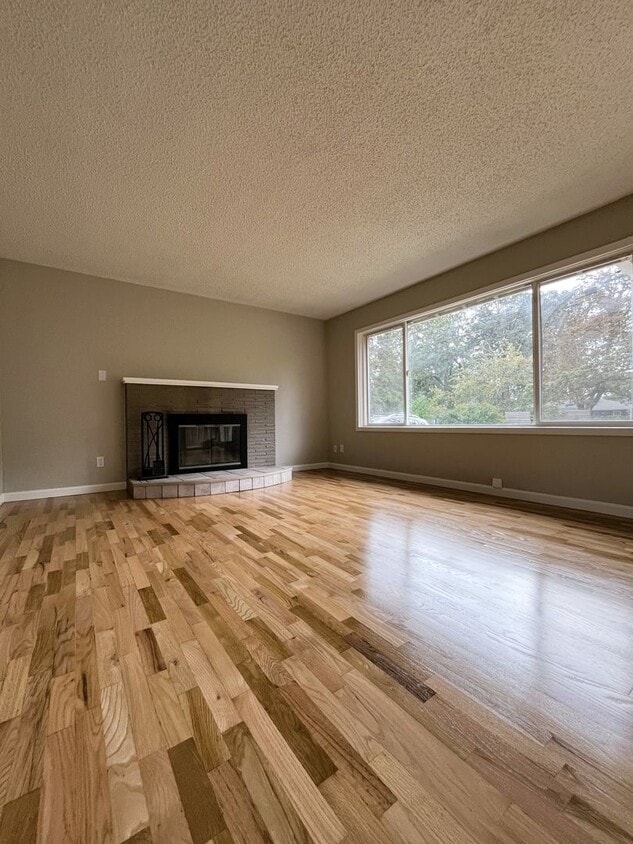 Primary Photo - (OWE) 3 bed 2 bath home in Cal Young Neigh...