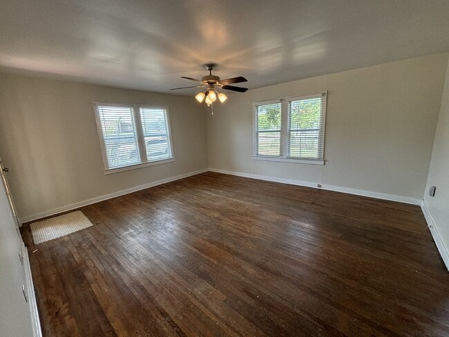 Building Photo - Charming 2-Bedroom, 1-Bath Cottage with Sp...