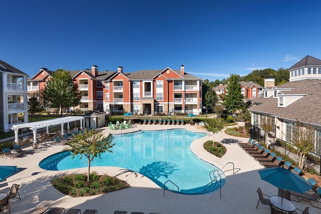 Piscina estilo centro turístico y terraza - Bexley at Triangle Park