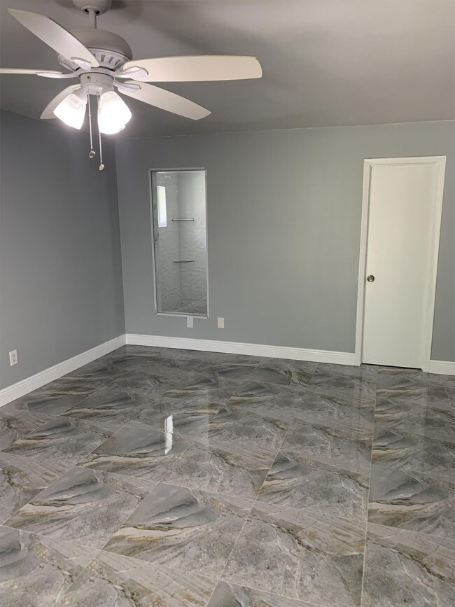 Building Photo - 5572 Memorial Dr