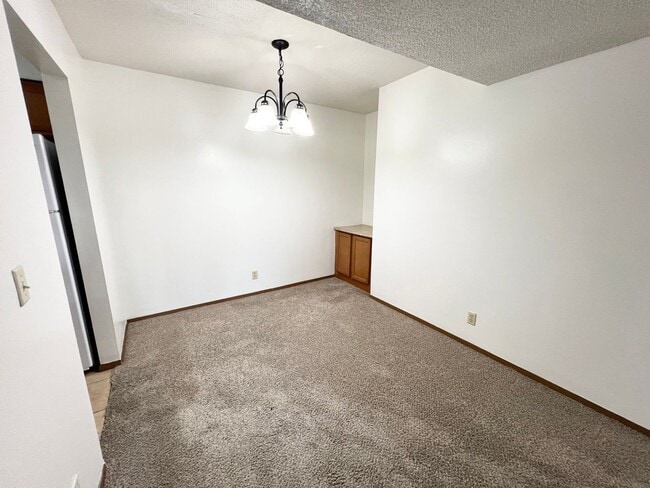 Building Photo - Oakridge Apartments 3 Bedroom, 2 Bathroom ...