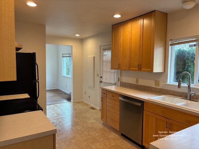 Building Photo - 1405 4th Ave NW