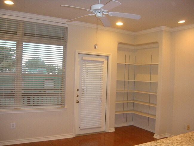Foto del edificio - PRE-LEASE NORTH CAMPUS LUXURY 3 BEDROOM AUGUST