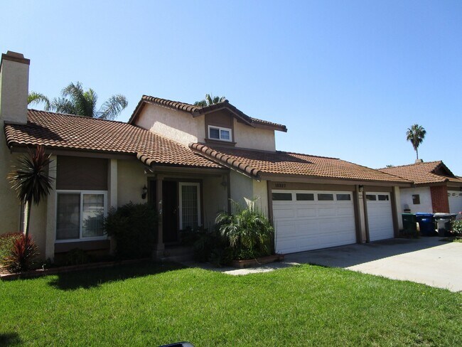 Building Photo - Spacious 3 Bedroom Lakeside Home