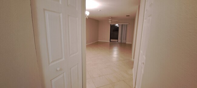 Sala de estar - 10011 Maddox Ln