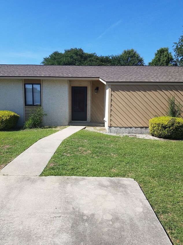 Foto principal - Cute 2BD/1BA condo. Close to shopping cent...