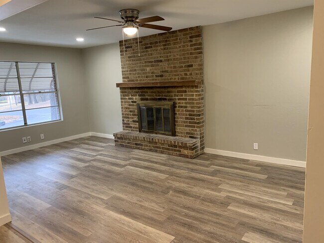 Building Photo - 2203 Mercedes Rd