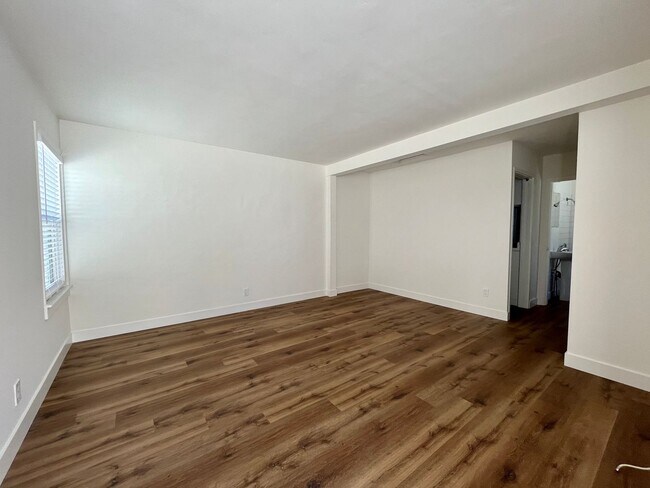 Foto del edificio - TriPlex with Individual Detached Units