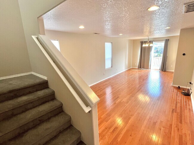 Foto del edificio - *MOVE-IN SPECIAL!*  Beaverton Home on Corner Lot with Attached Garage, Fenced Backyard, Deck