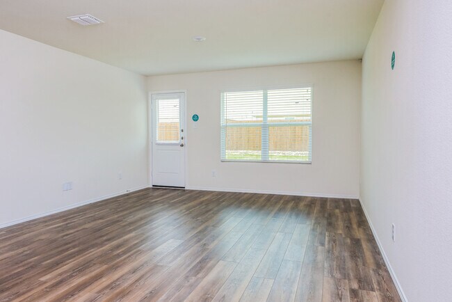 Foto del edificio - 4104 Wintergreen Dr