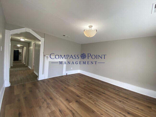 Foto del edificio - This huge 4 bedroom 1 bathroom house is Now Available!!