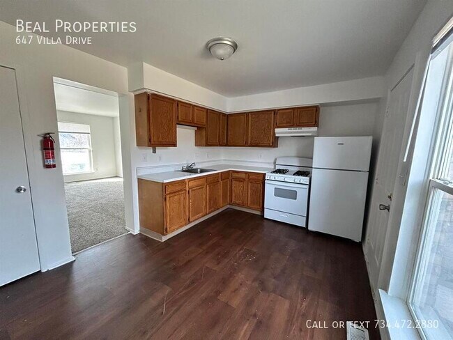 Building Photo - 647 Villa Dr