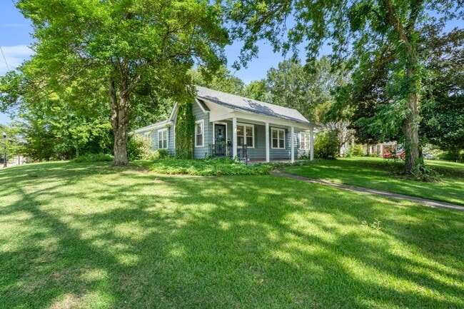Building Photo - Renovated 3 Bedroom 2 Bath Home for Rent!