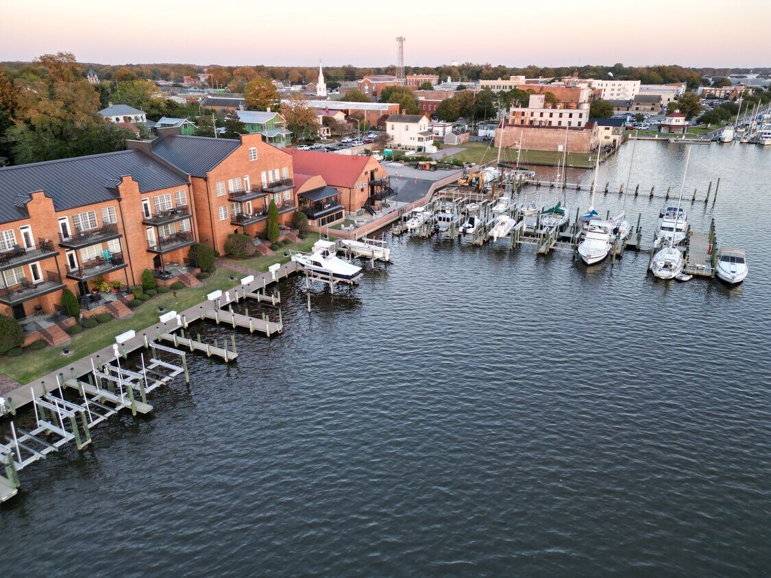 Foto principal - Fully Furnished Waterfront Elegance on Mai...