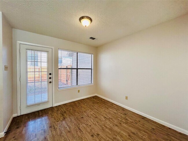 Foto del edificio - 8913 Schick Rd