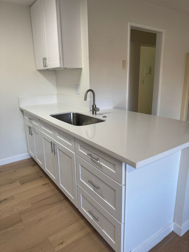 rincón de desayuno en la encimera de la cocina - 4633 Marine Ave