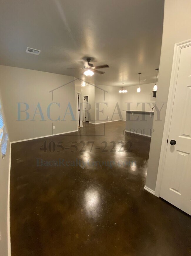 Building Photo - 3br 2ba duplex with 2 car garage!