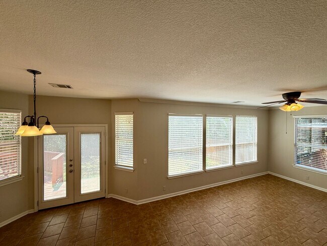 Foto del edificio - Beautiful Spacious Home on a Quiet Street ...