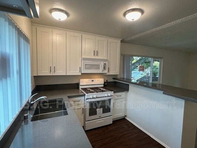 Foto del edificio - 10560 Sherman Grove Ave