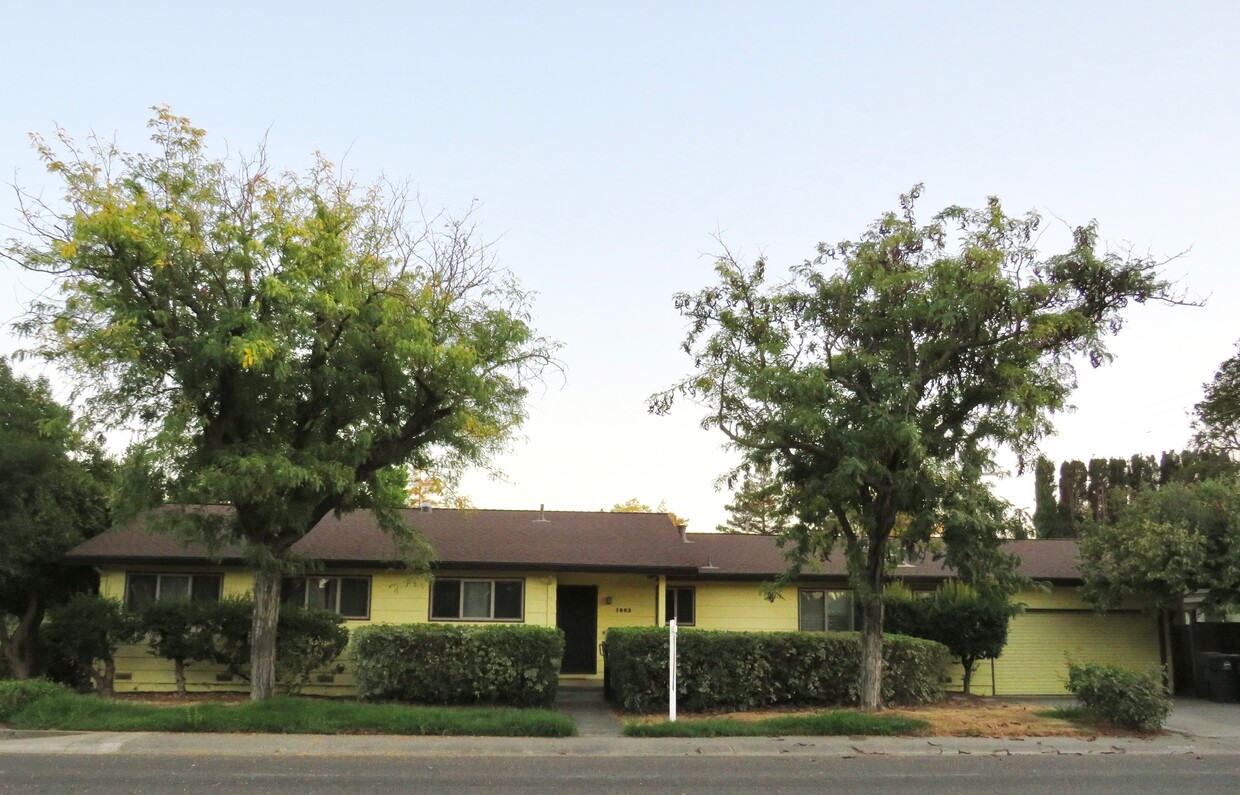 A corner lot with plenty of street parking in addition to a garage - 1002 Radcliffe Dr