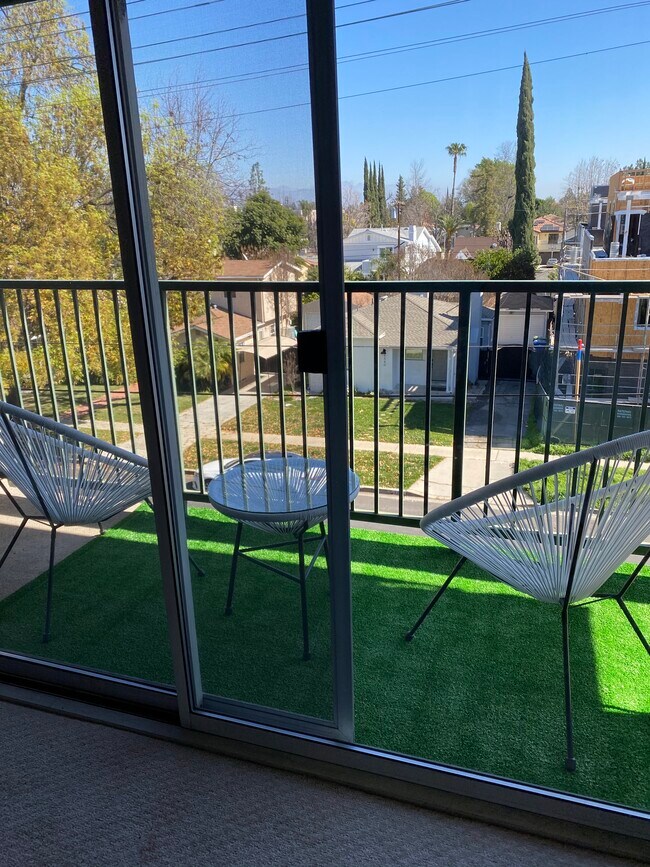 Serene balcony for coffee and morning views! - 4501 Cedros Ave