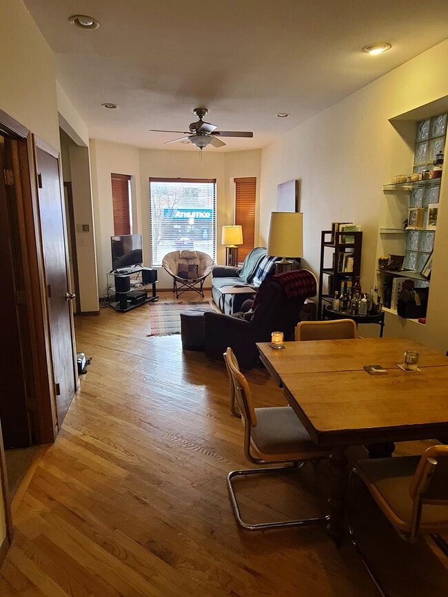 Dining area - 1320 W Diversey Pky