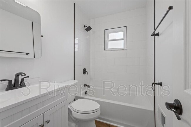 Building Photo - 1303 Cloverdale St