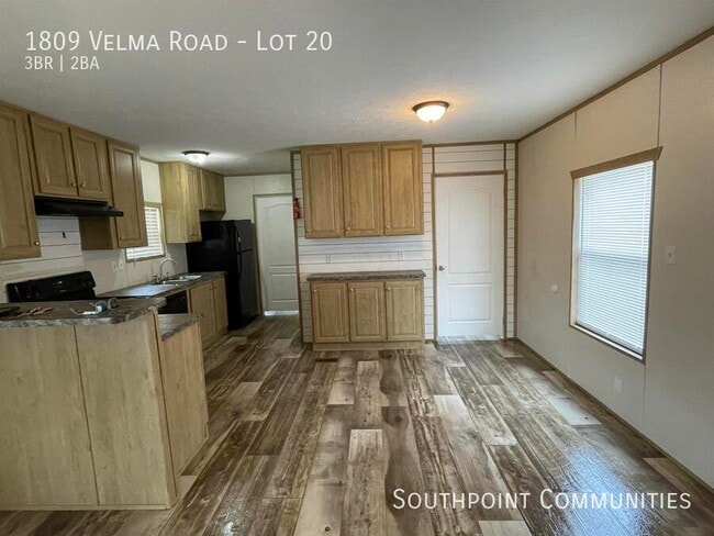 Building Photo - 1809 Velma Rd
