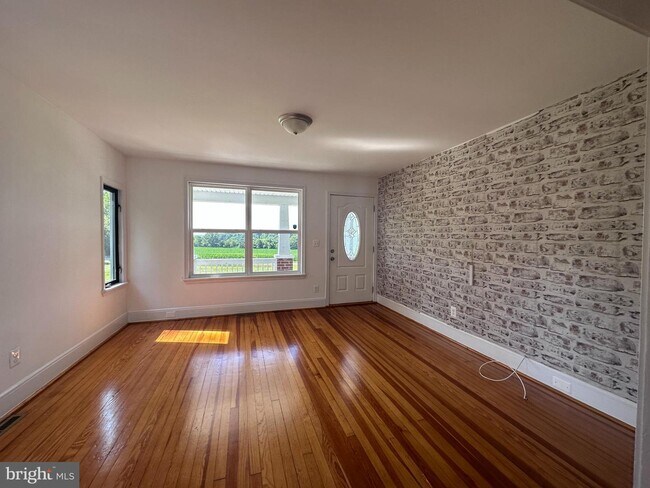 Foto del edificio - 223 Forest Lane Rd