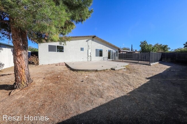 Building Photo - 3 br, 2 bath House - 3212 South Magda Ave