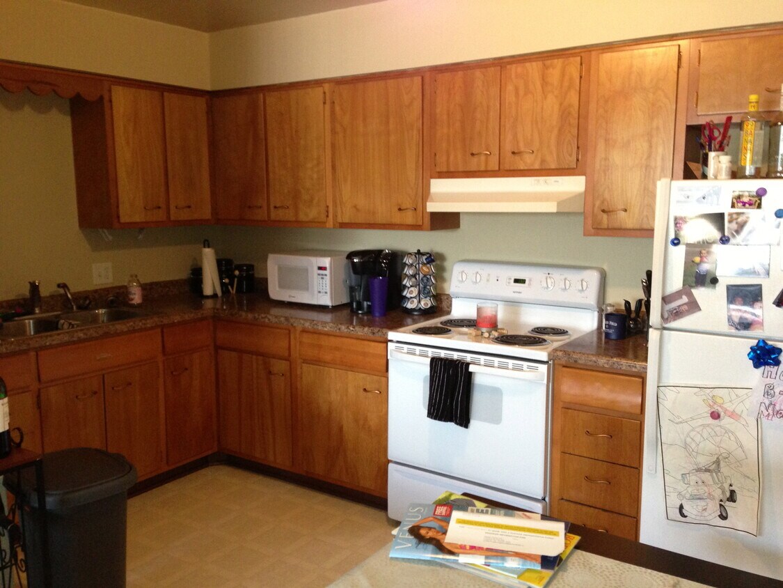 nice kitchen area - 722 3rd St