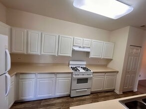 Building Photo - 1141 Mt Vernon Dr
