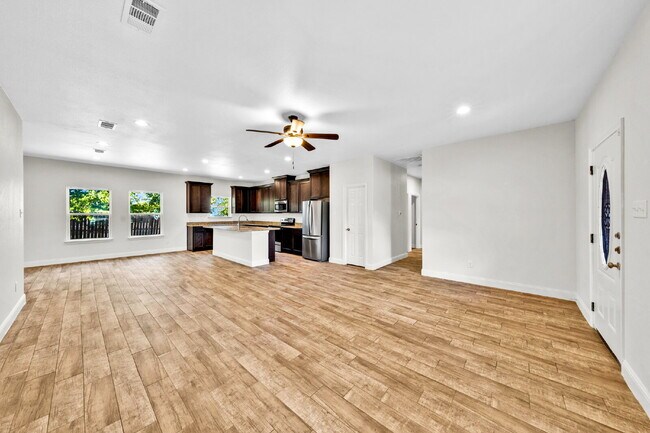 Foto del edificio - "Charming 3-Bed, 2-Bath Greenville Home with Elegant Granite Countertops!"