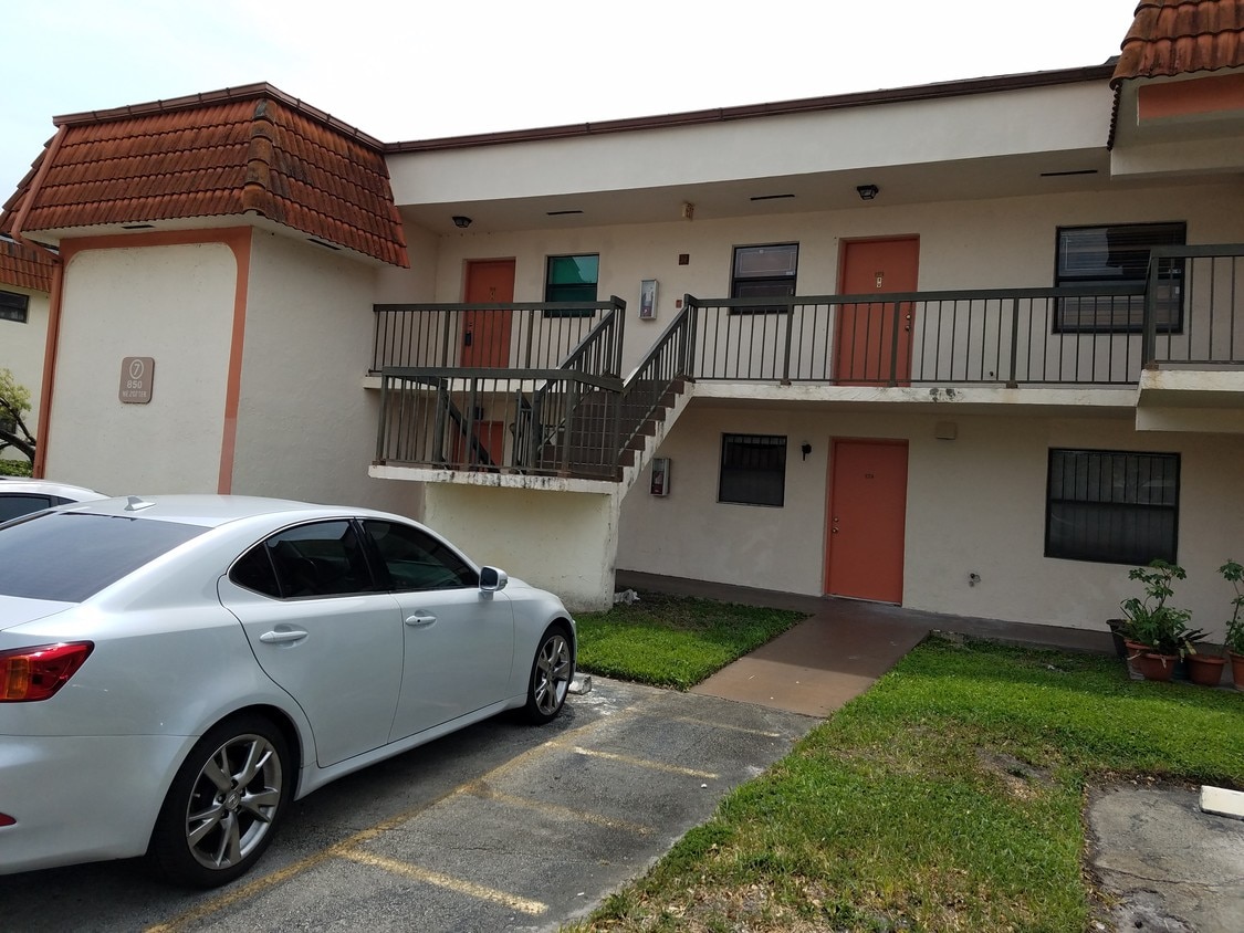 850 NE 207th Terrace, North Miami Beach, FL 33179 Condo for Rent in