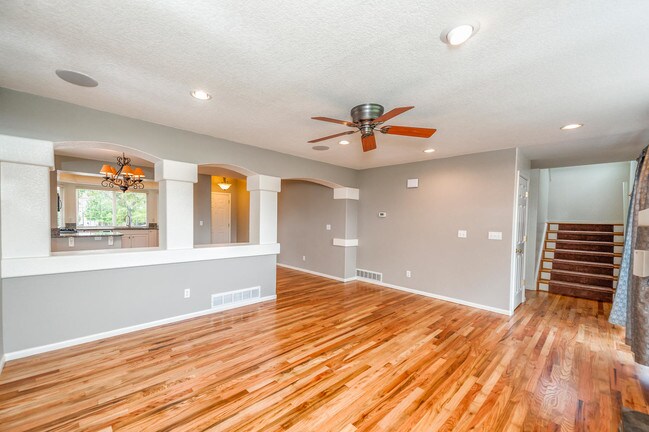 Building Photo - 1135 W Briarhollow Way