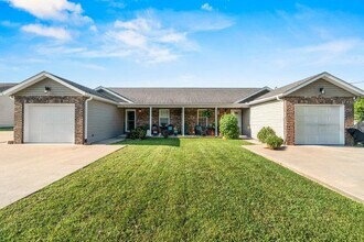 Building Photo - 124-130 Comanche Ln