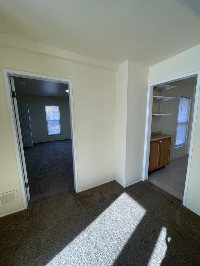 Building Photo - 516 N Adams St