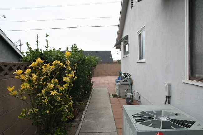 Building Photo - 15666 Hesse Dr