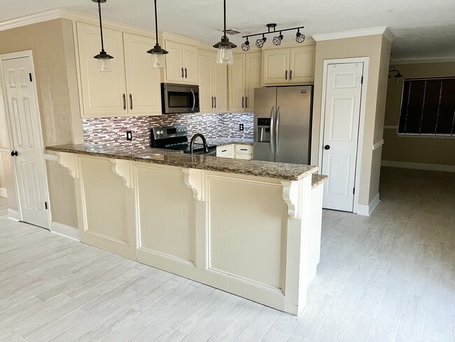 Building Photo - 5850 Falcon Ln